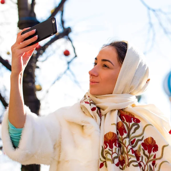 Selfie, giovane bella ragazza fotografata su un cellulare — Foto Stock