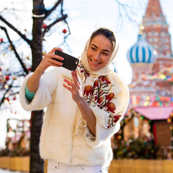 Selfie, ung vacker flicka fotograferade på en mobiltelefon — Stockfoto