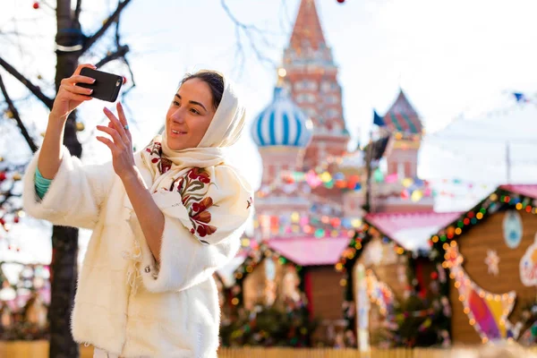 Selfie, giovane bella ragazza fotografata su un cellulare — Foto Stock