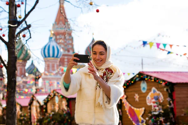 Selfie, Joven hermosa chica fotografiada en un teléfono celular —  Fotos de Stock