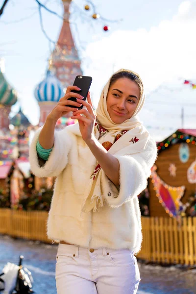 Selfie, krásná mladá dívka fotografoval na mobil — Stock fotografie