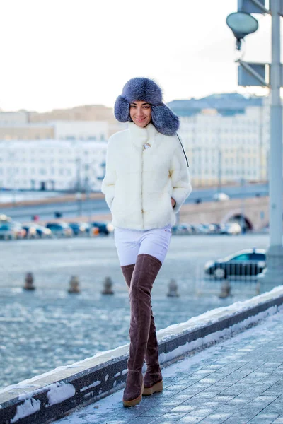 Nieve mujer de invierno retrato al aire libre en nevado día de invierno blanco — Foto de Stock