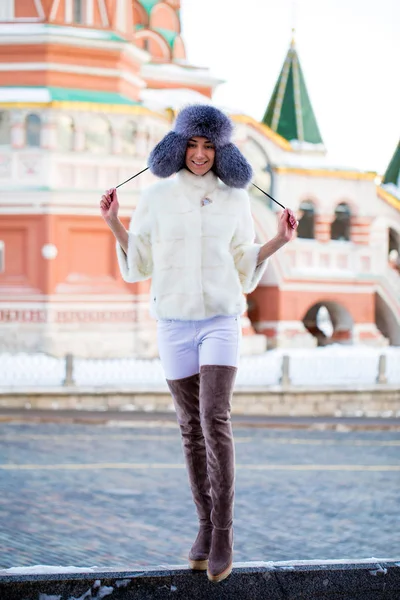 Inverno de neve mulher retrato ao ar livre no dia de inverno branco nevado — Fotografia de Stock