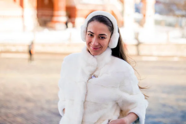 Nieve mujer de invierno retrato al aire libre en nevado día de invierno blanco —  Fotos de Stock