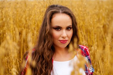 genç esmer bir kadın portresi 