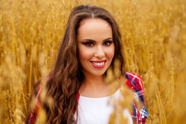 genç esmer bir kadın portresi 