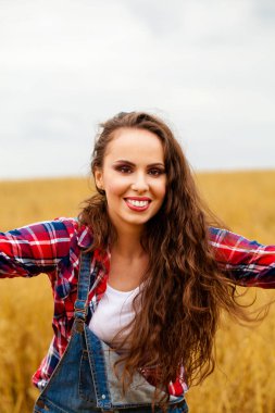 Bir alan, yaz havada yürüyen genç güzel kadın