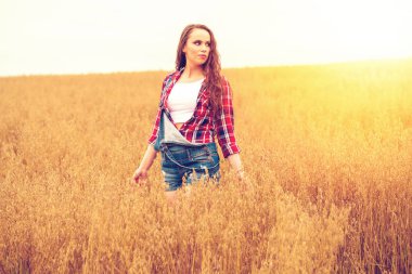 Bir alan, yaz havada yürüyen genç güzel kadın