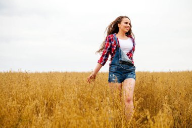 Bir alan, yaz havada yürüyen genç güzel kadın