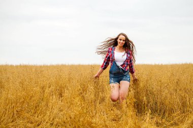 Güzel genç Mavi Jeans saçlı kadın kahverengi 