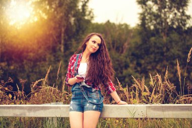 Güzel genç Mavi Jeans saçlı kadın kahverengi 