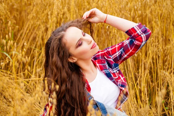 Porträt einer jungen brünetten Frau — Stockfoto