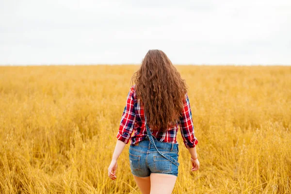 Portrait d'une jeune femme brune — Photo