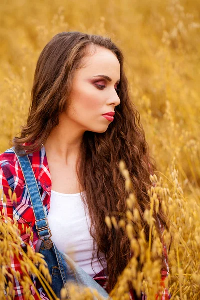 Porträt einer jungen brünetten Frau — Stockfoto