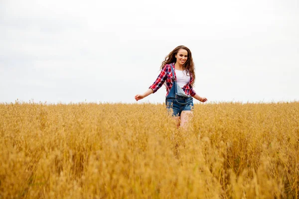 Jeune belle femme marchant dans un champ, été en plein air — Photo