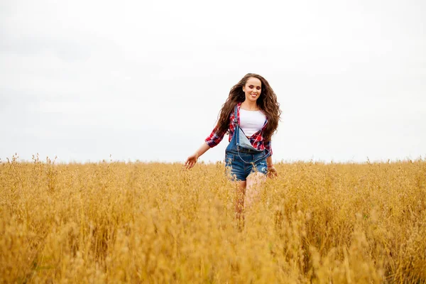Молодая красивая женщина ходит в поле, лето на открытом воздухе — стоковое фото