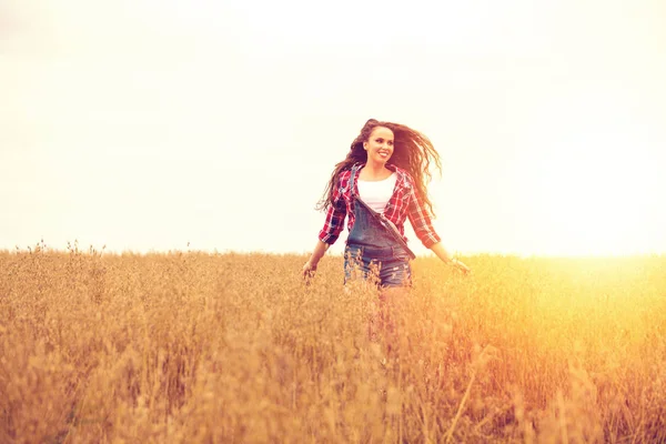 Молода красива жінка, що йде в полі, літо на відкритому повітрі — стокове фото