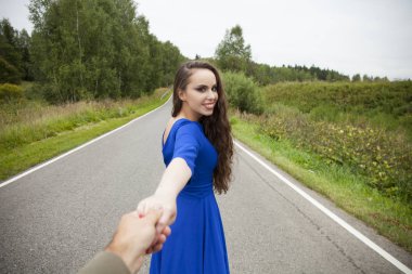 Güzel seksi genç kadın bir adamın elini tutar 
