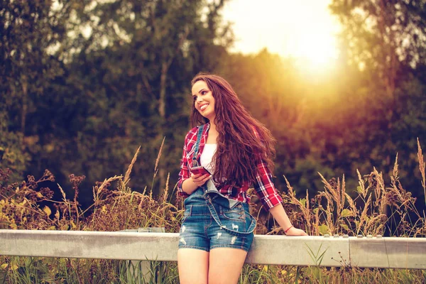 아름 다운 젊은 갈색 머리 여자 청바지에 — 스톡 사진