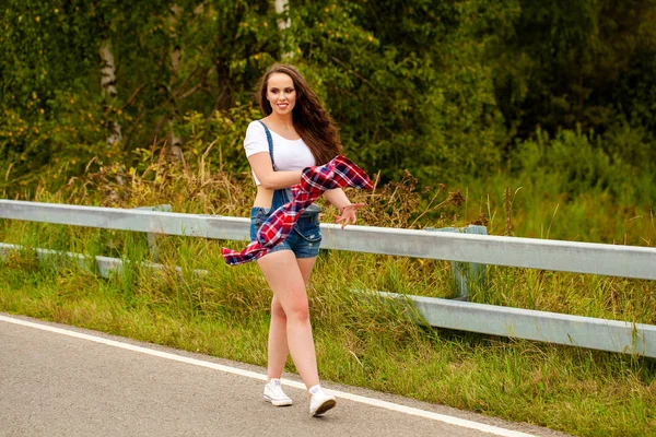 Giovane bella donna dai capelli castani in jeans blu — Foto Stock