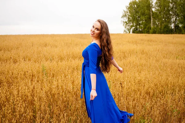 Portrét mladé dívky na pozadí zlaté pšeničné pole — Stock fotografie