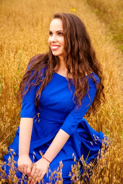 Portrait d'une jeune fille sur fond de champ de blé doré — Photo