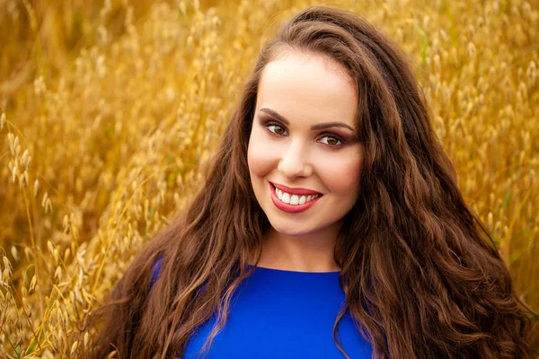 Портрет молодой девушки на фоне золотого пшеничного поля — стоковое фото