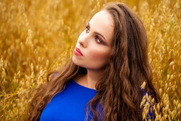 Porträt eines jungen Mädchens vor goldenem Weizenfeld — Stockfoto