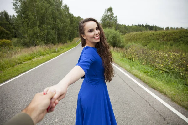 Красивая сексуальная молодая женщина держит за руку мужчину — стоковое фото