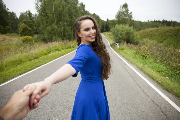 Mooie sexy jonge vrouw houdt de hand van een man — Stockfoto