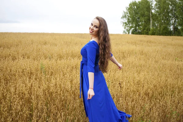 黄金の麦畑の背景に少女の肖像画 — ストック写真
