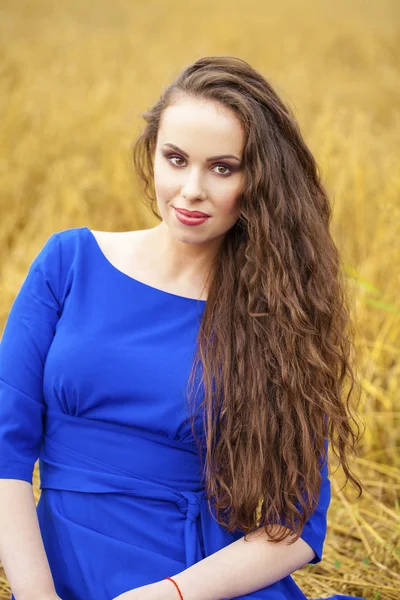 Porträt eines jungen Mädchens vor goldenem Weizenfeld — Stockfoto