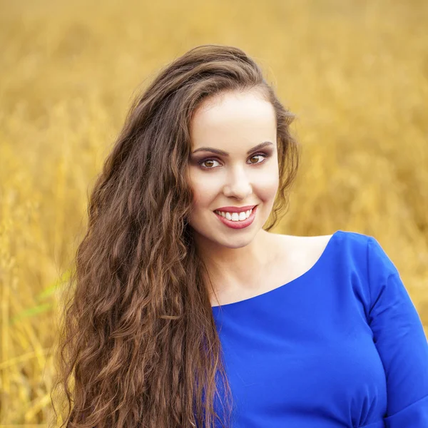 Ritratto di giovane ragazza su sfondo di campo di grano dorato — Foto Stock