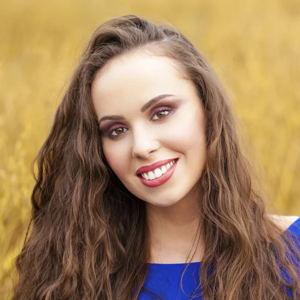 Ritratto di giovane ragazza su sfondo di campo di grano dorato — Foto Stock