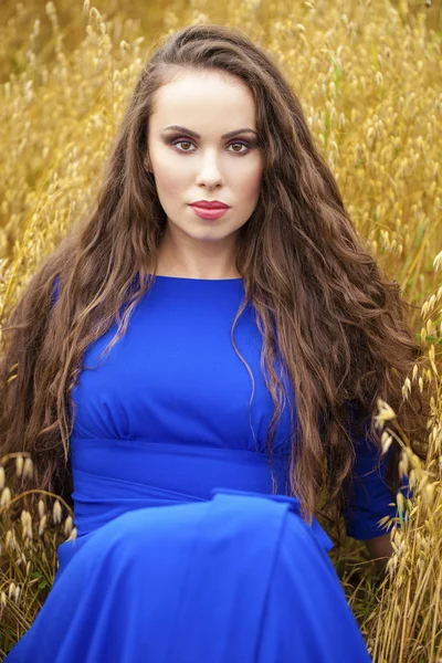 Portrait d'une jeune fille sur fond de champ de blé doré — Photo