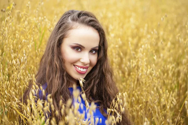 Portrait d'une jeune fille sur fond de champ de blé doré — Photo