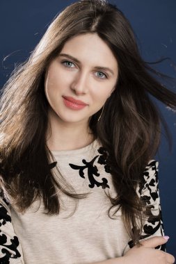 Güzel bir kadın yüzü kapatmak portre studio 