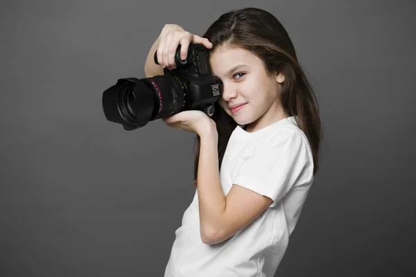 Menina morena bonito segurando uma câmera de fotos — Fotografia de Stock