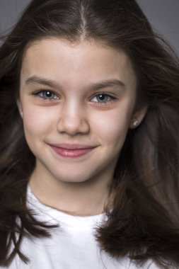 sevimli küçük bir kız portresi