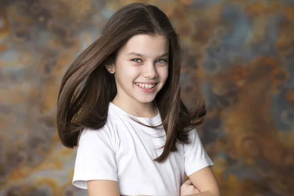 Портрет чарівної маленької дівчинки — стокове фото