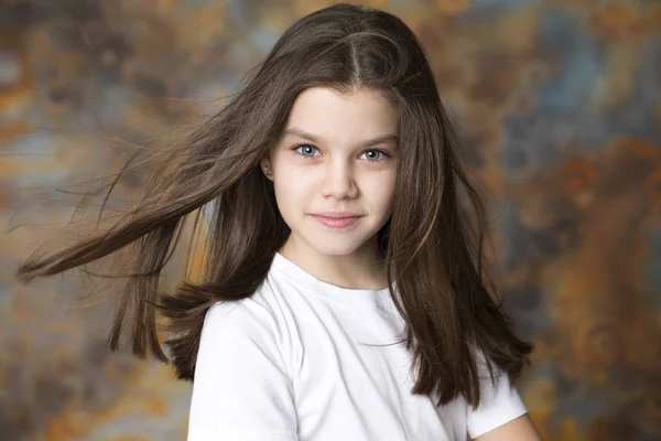 Porträt eines charmanten kleinen Mädchens — Stockfoto