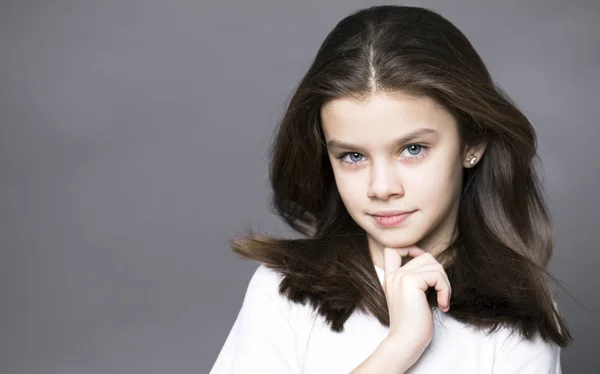 Retrato de uma menina encantadora — Fotografia de Stock