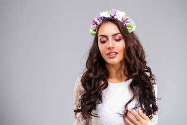 Beyaz seksi elbiseli genç Arap kadın