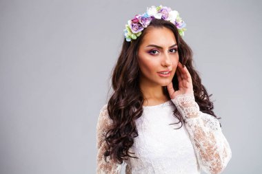 Beyaz seksi elbiseli genç Arap kadın