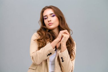 Güzel bir kadın yüzü kapatmak portre studio 