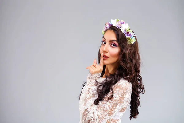 Jovem mulher árabe em vestido sexy branco — Fotografia de Stock
