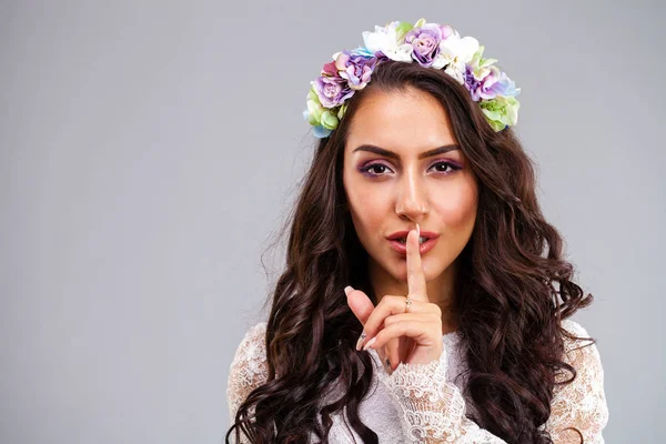Mujer árabe joven en vestido sexy blanco —  Fotos de Stock