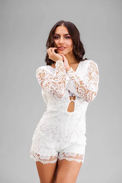 Giovane donna araba in abito bianco sexy — Foto Stock