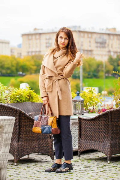 Ritratto di una giovane bella donna in cappotto beige — Foto Stock