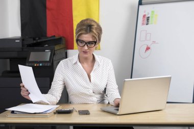 İş yerinde Alman Sekreter